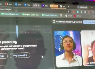 Il soupçonne un deepfake pendant un entretien crypto, demande trois doigts : l'appel se coupe instantanément