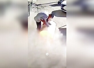 Il découpe un tonneau avec une disqueuse, ça tourne mal