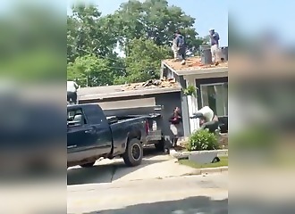 Pushed off the roof, he lands in the garden and returns to the fight: the mind-blowing scene