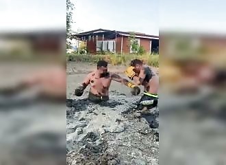 Bagarre à mains nues dans la boue
