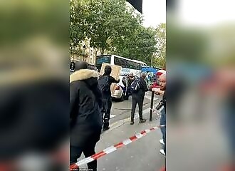 Attaqué par des manifestants ,un policier réagit en sortant son arme