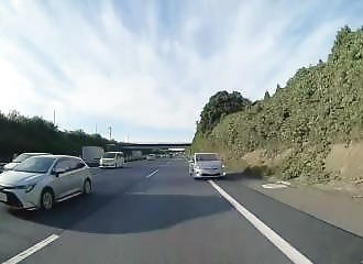 2 automobilistes se font la course suite à un roadrage