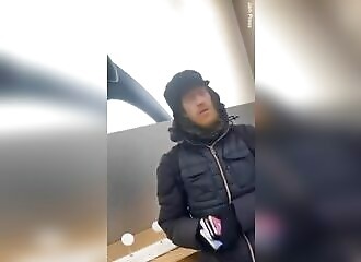 Un voleur effronté s'empare d'un 'iPhone sur le présentoir d'un l'Apple Store 