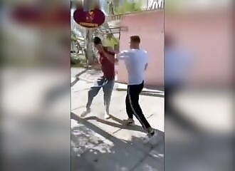 Combat de rue imprévisible jusqu'à la dernière seconde