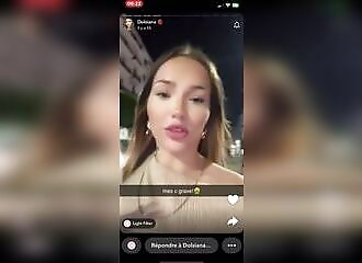 Elle sort pour la première fois en Algérie et se fait suivre de très près par un homme