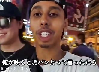 Un streameur agresse des passants et finit par recevoir une correction