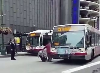 Il bloque un bus au milieu de Chicago, un passant excédé vient le dégager à la main