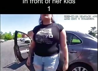 Elle insulte un policier devant ses enfants, il l'avait prévenue : elle finit menottée au sol