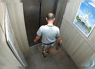 Impressive bicycle battery explosion in China (Warning - shocking)