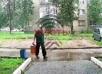 Ill tombe sur un fut de bière et le fait exploser