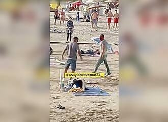 Violent knife fight on a Turkish beach (Warning - shocking)