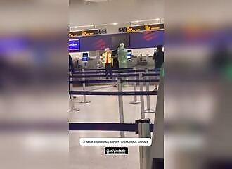 Un homme s’enroule de plastique et tente de s’enregistrer comme bagage à l’aéroport de Miami
